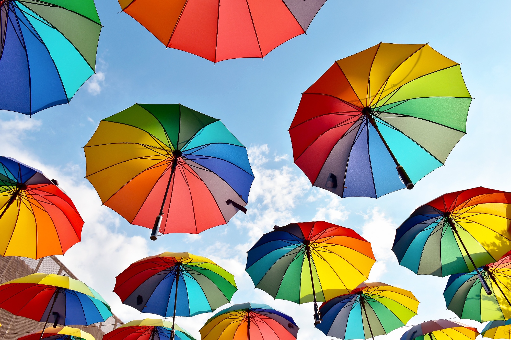 Веселые зонтики. Разноцветные зонтики. Зонтики яркие. Радужные зонтики. Разноцветный зонт.